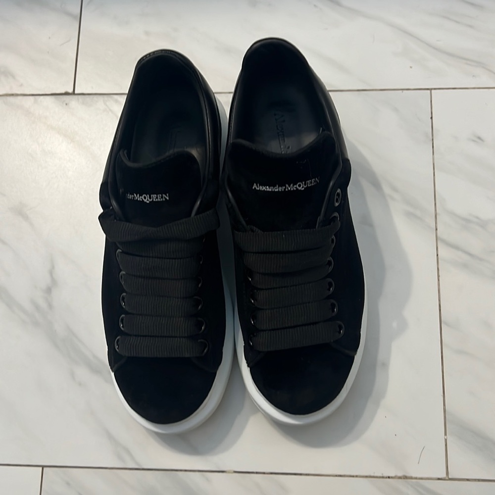 Alexander McQueen oversized back sneakers in velvet black